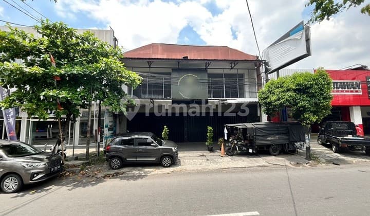 Disewakan Ruko 2 Lantai dengan Area Parkir Luas di Jalan Utama Magelang