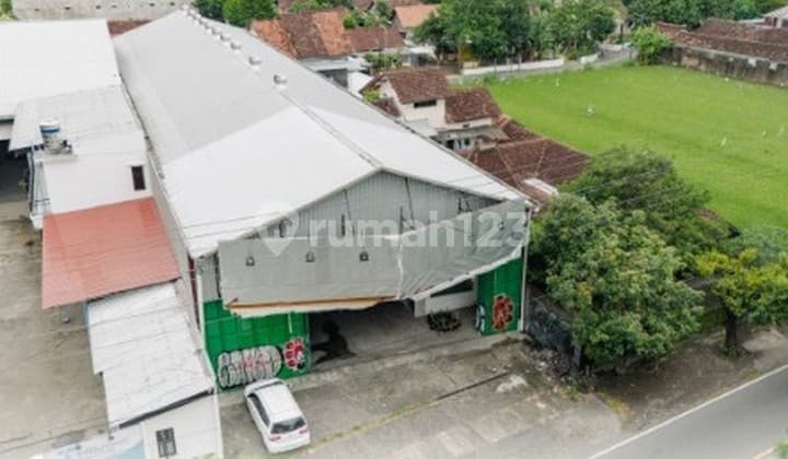 Gudang Luas di Ringroad Selatan - Lokasi Strategis untuk Bisnis Anda.