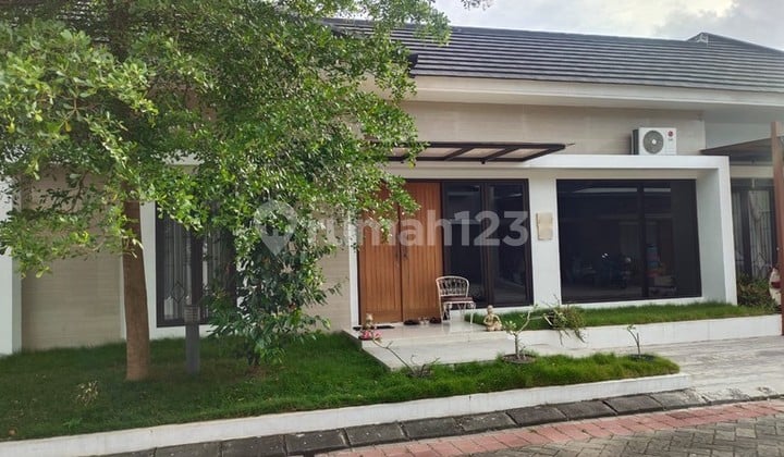 Rumah Mewah Pondok Permai dengan Kolam Renang & Halaman Luas, Sinduadi, Mlati, Sleman.