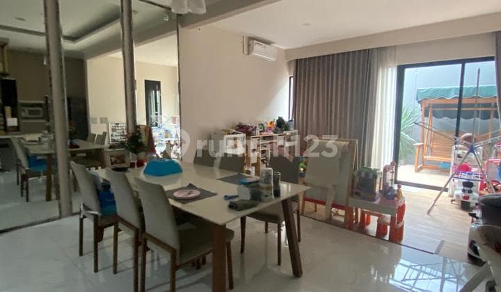 Rumah 2 LT Semi Furnish di Suvarna Sutera Eldora Tangerang 1K8000rw