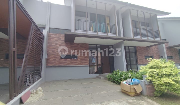 Rumah Cantik 2 Lantai di Cluster Dakota Tangerang 1K8000U7