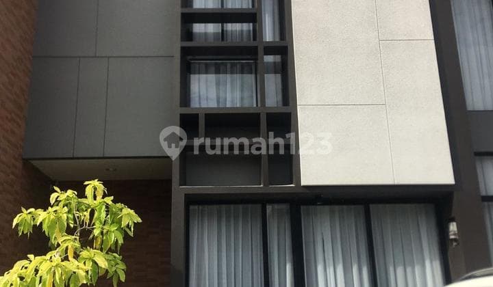 Semi Furnished 2 Story House in Suvarna Sutera Flavio Tangerang 1K8000TA
