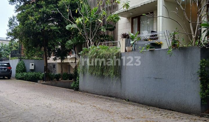 Rumah Dalam Townhouse Exclusive, Area Favorite, Bangunan 3 Lantai