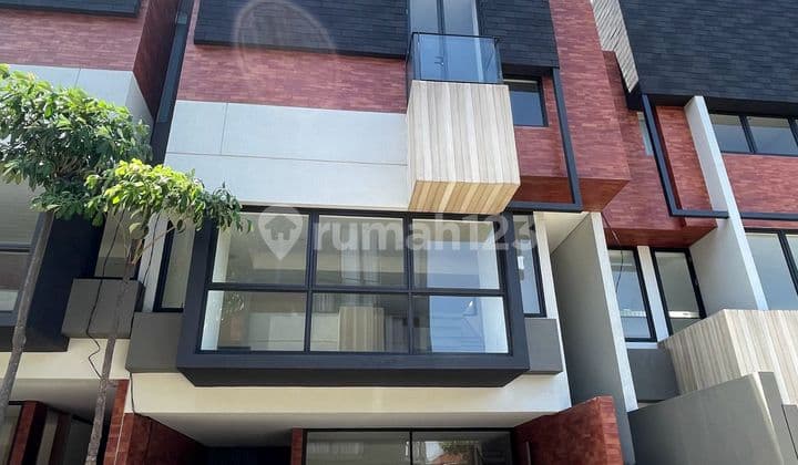 For Sale Rumah Baru 3 Lantai, Dalam Townhouse Nyaman