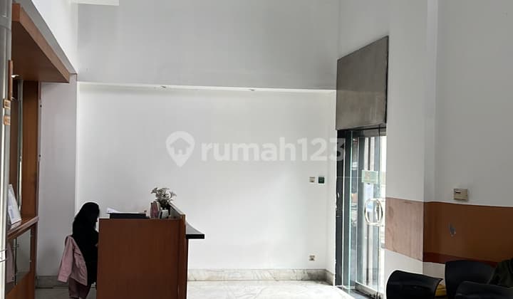 Kantor Gedung 6 Lantai Siap Pakai Ada Lift di Tomang 2286 m² Furnished SHM Strategis Jakarta Pusat