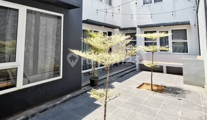 Modern industrial house near the Brigif toll gate.