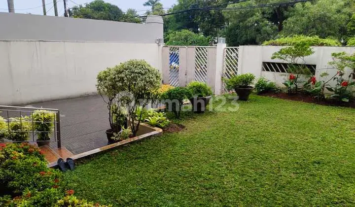 Rumah Old Money Masih Baru dan Multifungsi