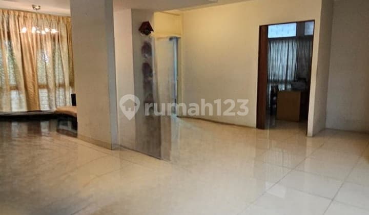 Dijual, Hitung Harga Tanah Saja...*Rumah Tua (Hoek) di Tanjung Duren (Belakang Mall Tmn Anggrek), Jakarta Barat