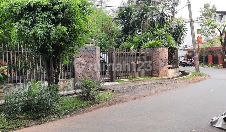 Spacious house, strategic location, suitable for a boarding house, close to Taman Anggrek Mall & Central Park.