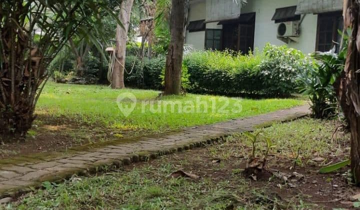 Dijual rumah tua terawat dgn taman luas, bisa dibangun kos2an, lokasi strategis dlm komp. perumahan
