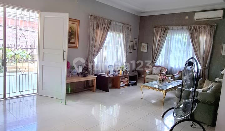 Rumah Hook di Meruya Utara, Jakarta Barat