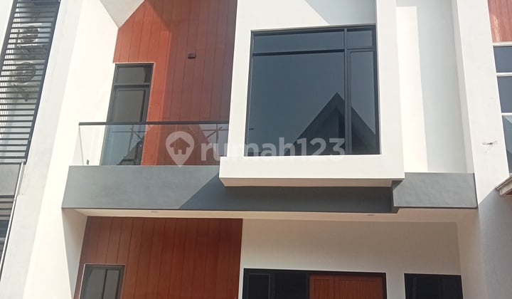 Rumah Baru 2 Lantai Hook Cluster Pinggir Jalan Raya Cilangkap