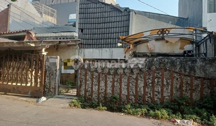 Dijual Rumah Tua Hitung Tanah di Taman Ratu, Jakarta Barat