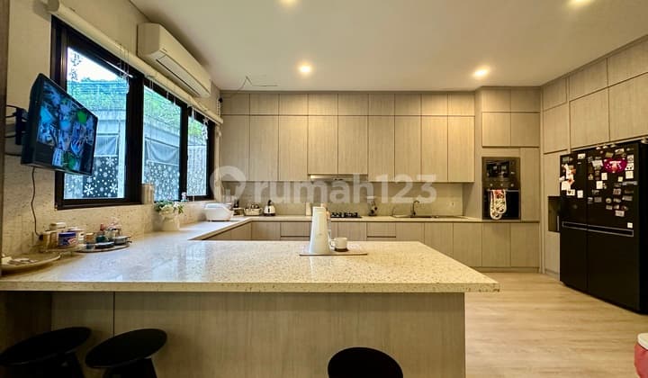 Rumah Mewah Furnished De Park Cluster Heliconia BSD City