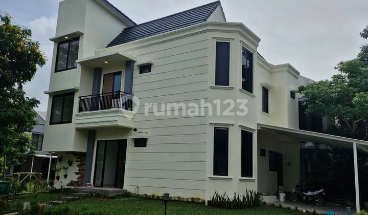 Rumah Bangunan Mandiri at the Hook / Corner of The Eminent Prestigia