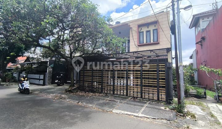 Dijual Rumah 3 Lantai, Shm,di Depan Jalan Raya Indraprasta