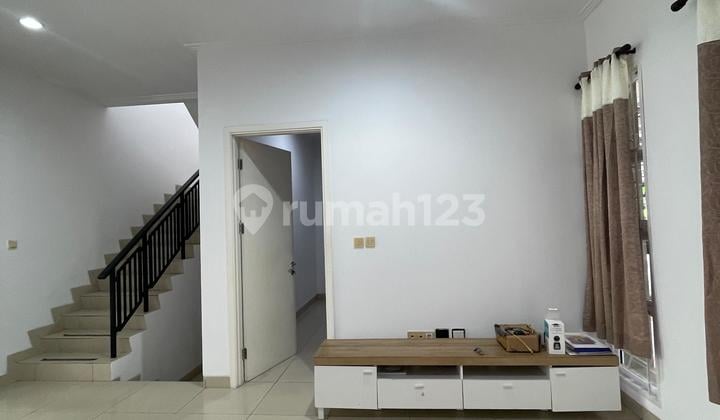 Disewakan Rumah Dua Lantai di Green Lake City