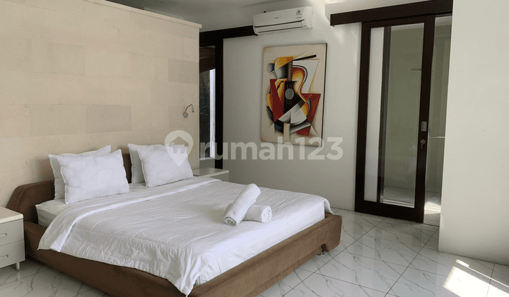 Villa Mewah Fully Furnished Hadap Timur di Jantung Kota — 500 m², Siap Huni!
