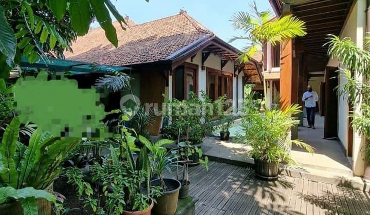 Dijual Rumah Berkonsep Villa Lokasi Sangat Strategis di Menteng
