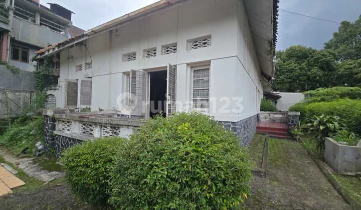 Disewakan Rumah Klasik Belanda Sayap Riau Strategis