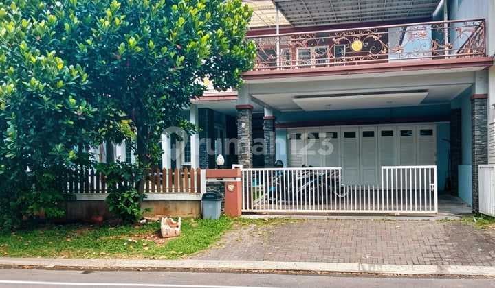 Lokasi Strategis Rumah 2 Lantai Besar di Boulevard Kota Wisata