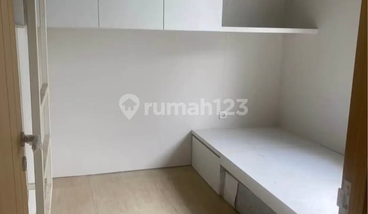 Rumah 3 1/2 Lantai, Semi Furnished Siap.huni. Lokasi Sangat Strategis di Imajihaus Greenwich, BSD City