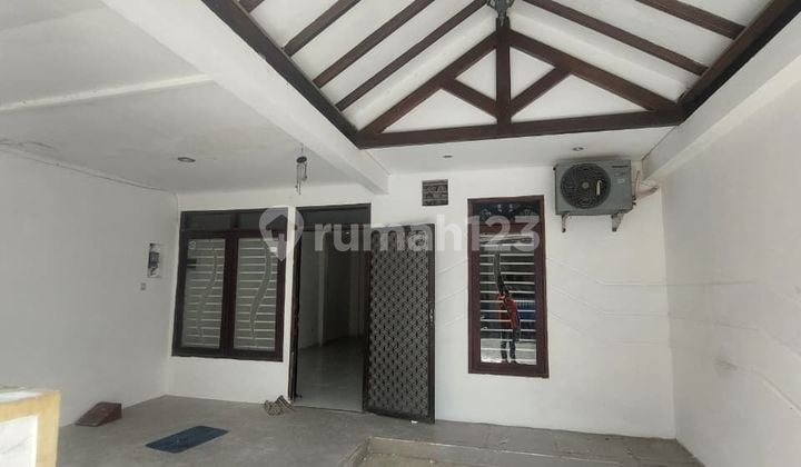 Disewakan Rumah 2 Lantai di Babatan Pratama Wiyung