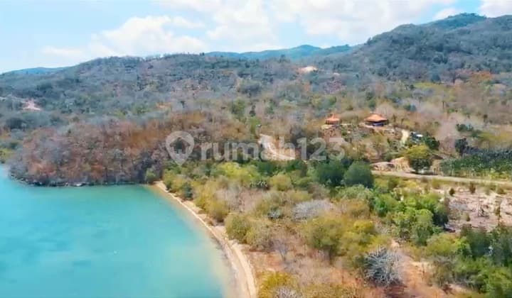 Di tanah pantai pasir putih di pusat kota labuan bajo