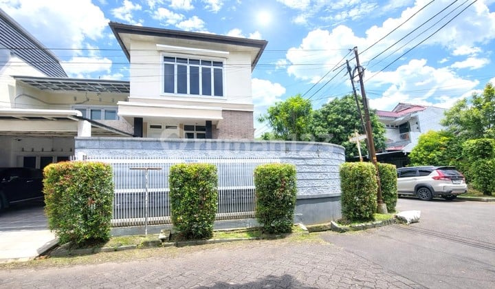 Modern Hook House Spacious in Bintaro Area Near Campus and Mall