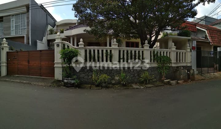 Rumah Luas 2½ Lantai Siap Huni dengan LT 820 m2 LB 1000 m2 ada Kolam Renang Privat SHM @Cipete, Jakarta Selatan