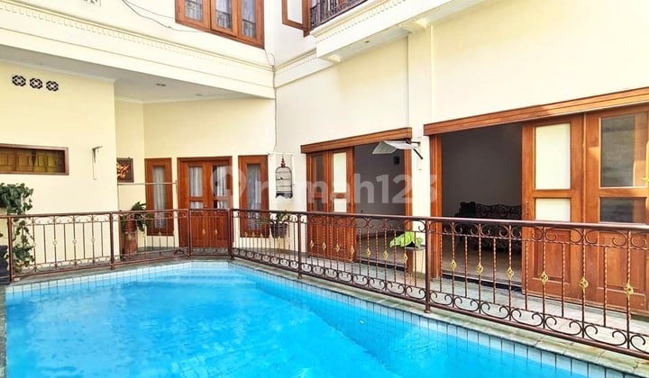 Rumah Mewah Ada Pool di Taman Rempoa Indah Dekat MRT