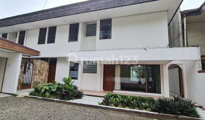 Rumah Mewah Semi Furnished di Hegarmanah, Bandung