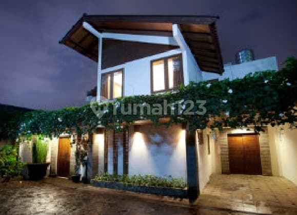 Rumah Villa Ada Kolam Renang di Golf Dago Bandung