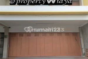 Ruko 3 Lantai Siap Huni Dgn Halaman Yg Besar Di Soeta