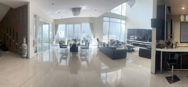 Rumah Lux 3 Lantai Terawat Di Singgasana