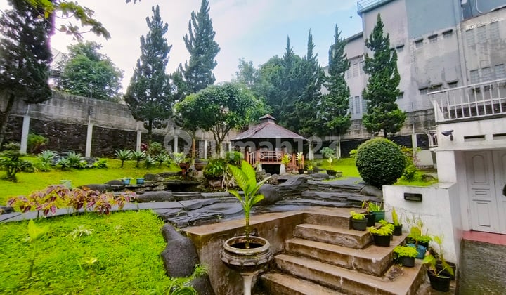 Rumah 2 lantai luas dgn sirkulasi udara yg baik di setrasari