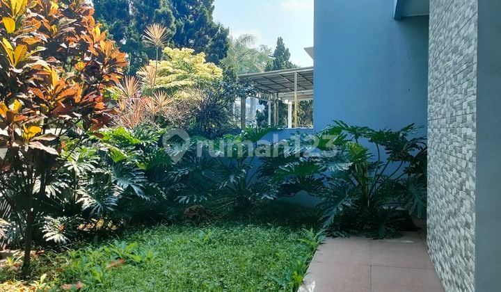 Two-story house in Singgasana Pradana complex.