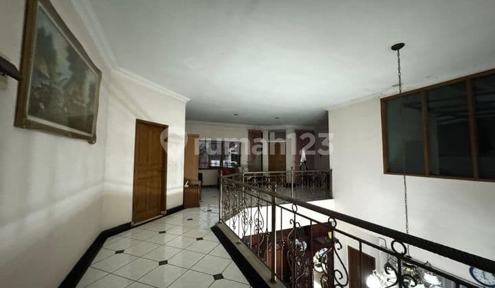 Well-maintained 2-story house in Batununggal, corner lot position.