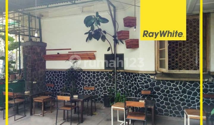 Suitable Roadside House, Ideal for All Businesses.