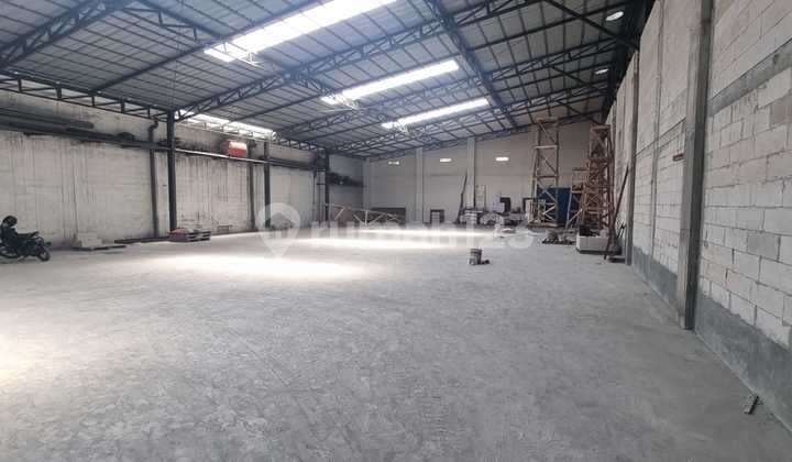 Strategic Warehouse on Main Road Kawaluyaan Bandung