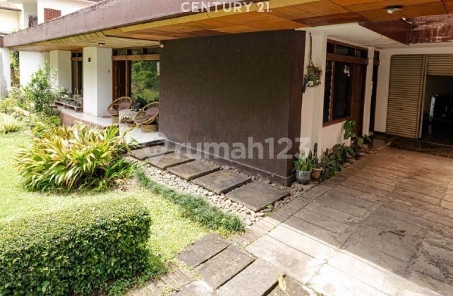 Well-Maintained Serene House in the Gegerkalong Wing of Bandung