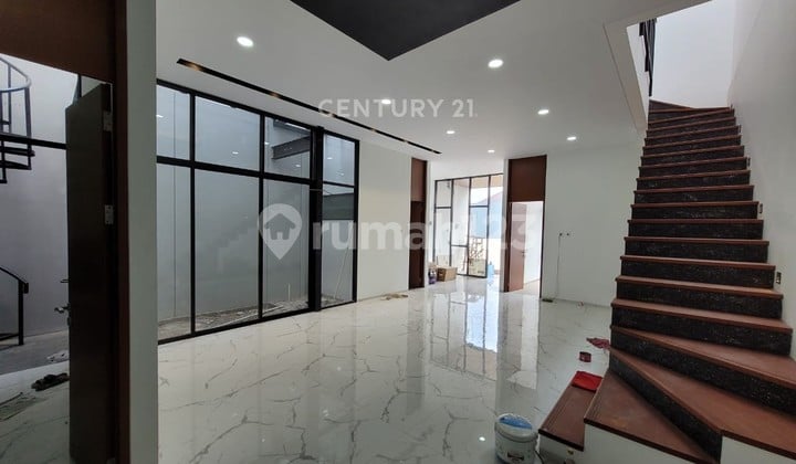 Rumah Baru Asri di Komplek Setraduta Bandung