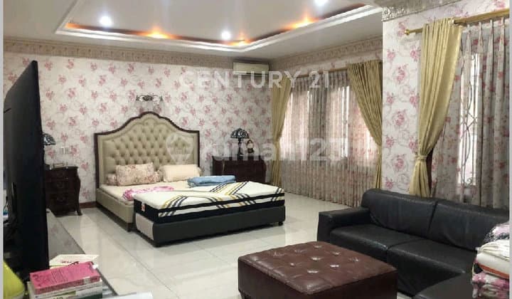 Rumah Mewah Hoek Kolam Renang di Mainroad Batununggal Bandung