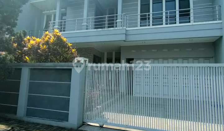Spacious Luxurious Ready-to-Occupy House in Singgasana Mekar Wangi Near the Toll Road