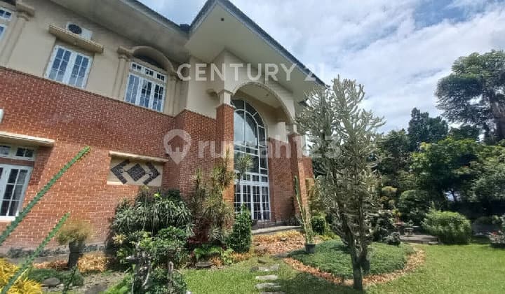 Large Luxury House 2000 Square Meters in Dago Wing Bandung