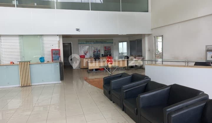Ex Showroom Mobil Strategis Mainroad di Jatinegara Jakarta Timur