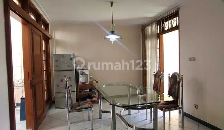 Rumah 2 Lt, Bagus, Semi Furnished Sayap Pasteur Lokasi Strategis