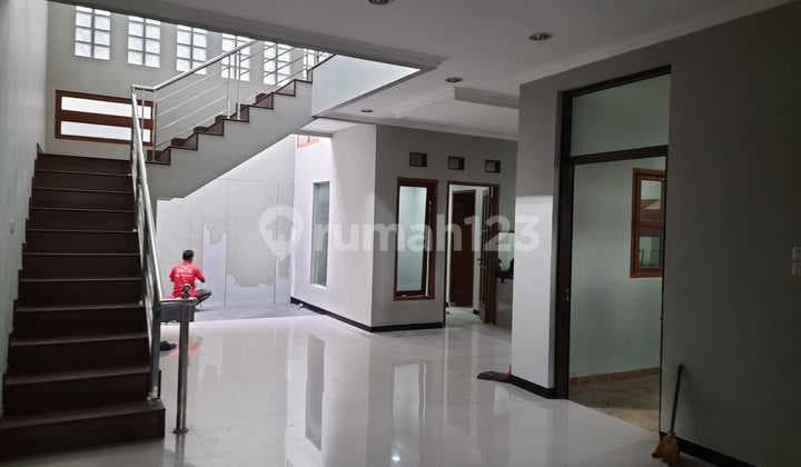 Rumah 2 Lantai Bagus di Taman Kopo Indah 3