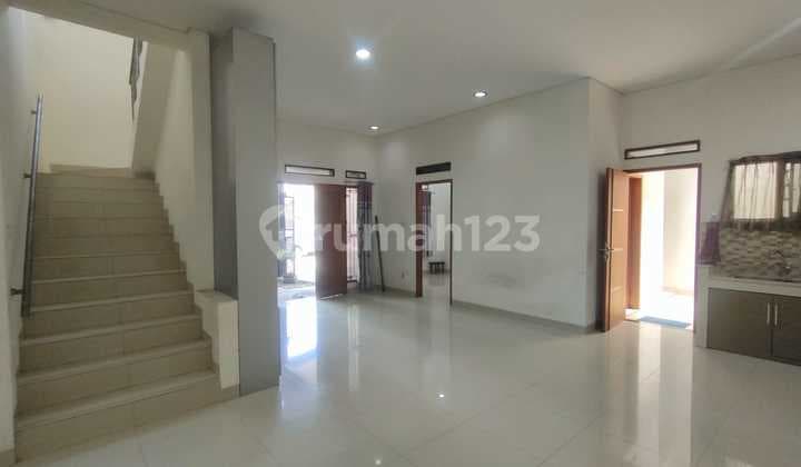 Rumah Bagus Semi Furnished di Singgasana Pradana, Bandung