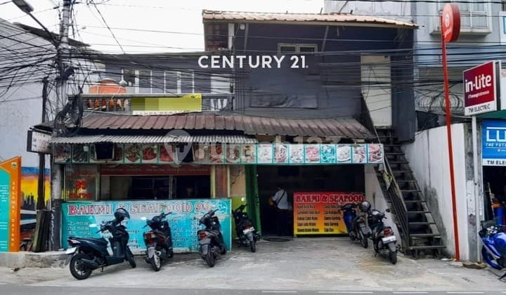 For Sale: House and Business Premises with Strategic Location by the Roadside